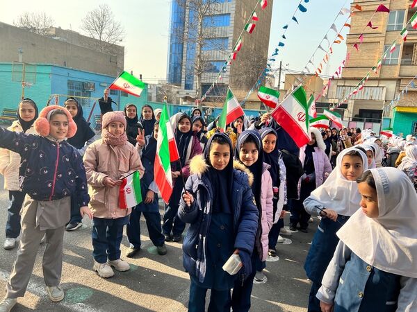 نواختن زنگ انقلاب در دبستان‌المهدی ناحیه 2 کرج 