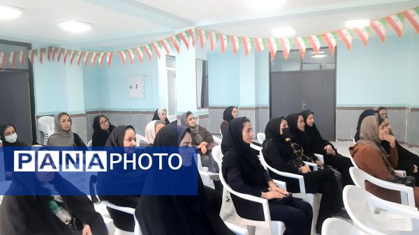 آذین‌بندی دهه فجر و نواخته شدن زنگ انقلاب در دبیرستان حضرت آسیه(س) حاجی‌آباد