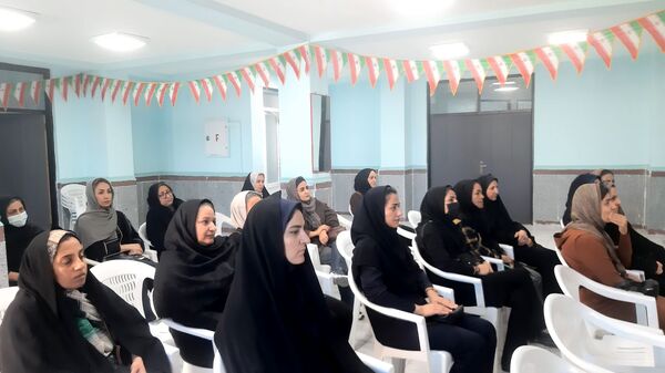 آذین‌بندی دهه فجر و نواخته شدن زنگ انقلاب در دبیرستان حضرت آسیه(س) حاجی‌آباد
