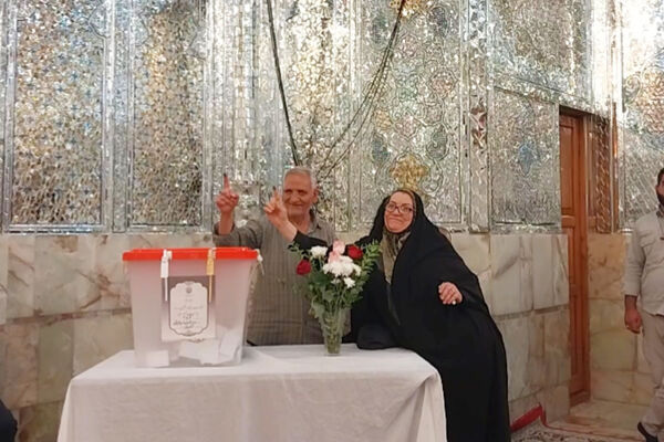 شاهچراغ مملو از مردمی که برای انتخابات حضور پیدا کردند
