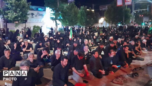 طنین نوای یا حسین در مسجد جامع نیشابور غرق در سوگ عاشورا