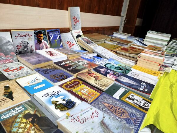 گشایش نمایشگاه کتاب در فرهنگسرای فاروج 