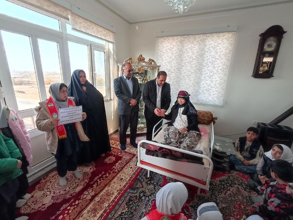 تجلیل پیشتازان از مادران شهدا به‌مناسبت هفته قرآن، عترت و نماز در خداآفرین