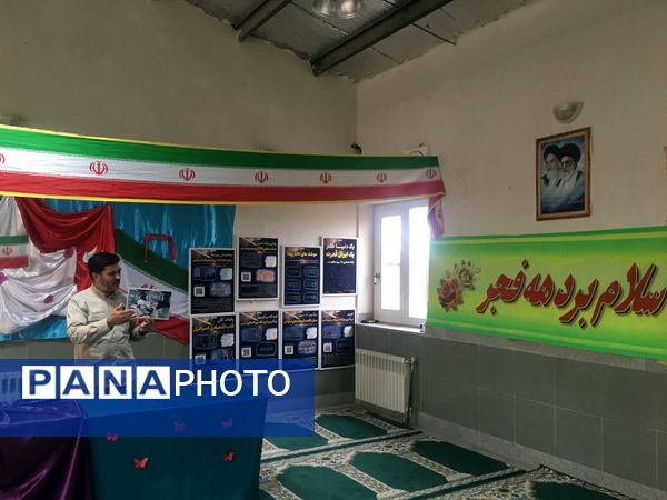 نمایشگاه آمادگی دفاعی و یادآوره ی دستاوردهای انقلاب سلامی در مدرسه حضرت زینب  شهر کندر 