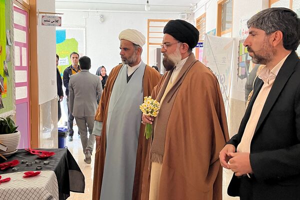 لحظه‌های ناب بندگی در نماز جماعت دانش‌آموزان آباده