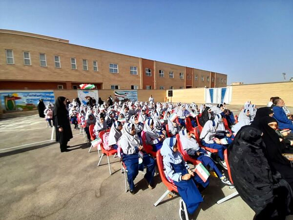 آیین نواخته شدن زنگ مهر در مدرسه شهدای بار فروش با حضور مسئولان استان و شهرستان کاشان