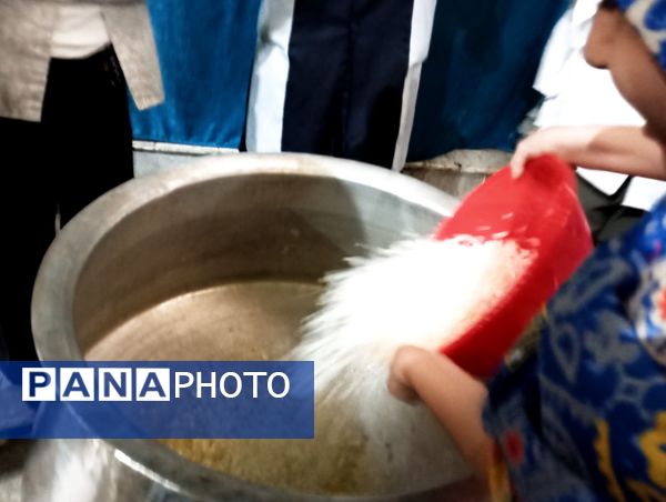 مراسم پخت نذری توسط دانش‌آموزان شیرازی به همت مجموعه تربیت علوی خواهران