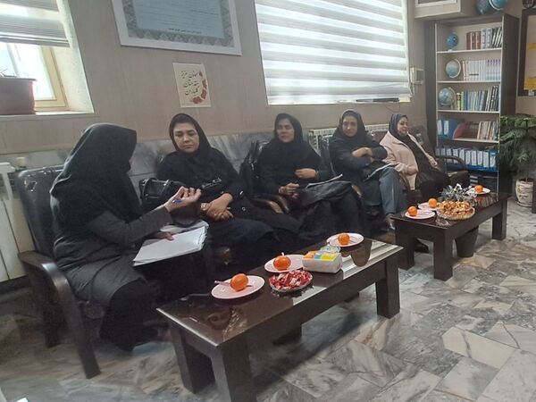 جلسه شورای دبیران مدرسه انیس خوش قدم ناحیه دو 