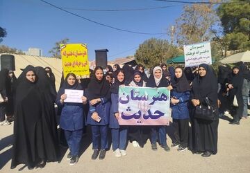 حضور پرشور هنرجویان هنرستان حدیث خرم‌آباد در راهپیمایی روز دانش آموز 