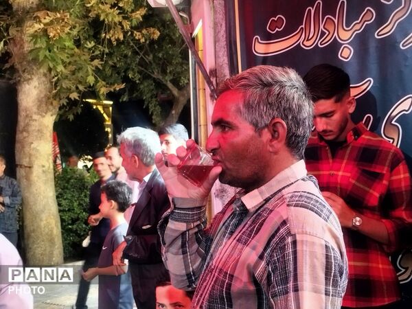 فعالیت چایخانه حضرت زهرا(س) در مسجد جامع نیشابور همزمان با هفته دفاع مقدس