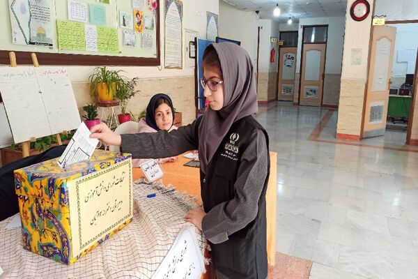 حضور پر شور دانش‌آموزان در انتخابات شورای دانش‌آموزی دبیرستان دخترانه ۱۳ آبان