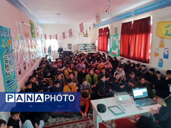 کارگاه آموزشی پیشگیری از آسیب‌های فضای مجازی در دبیرستان رجایی