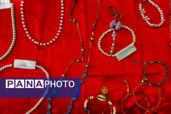 از سنت تا خلاقیت، برگزاری نمایشگاه صنایع دستی یلدا در دبیرستان توحید یک