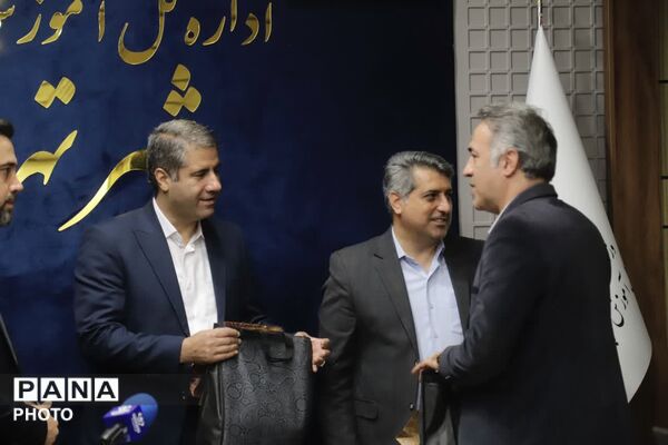 تجلیل مدیرکل آموزش و پرورش شهر تهران از مدیران سازمان دانش‌آموزی مناطق و مسئولان خبرگزاری پانا
