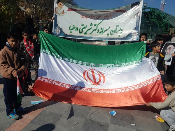 حضور دانش آموزان و آحاد مردم شریف منطقه رضویه در راهپیمایی 13آبان