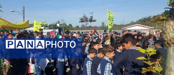 13 آبان متحد و استوار در مقابل استکبار