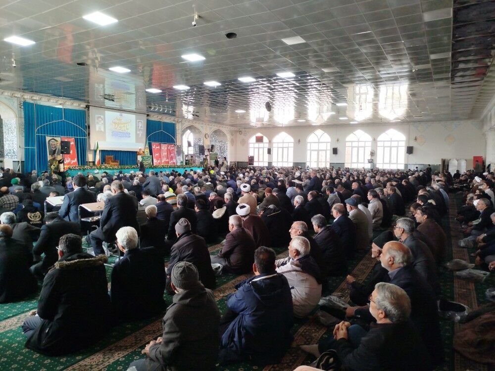 نماز جمعه شهرستان کاشمر با حضور پر رنگ مردم ترشیز کهن برگزار شد 