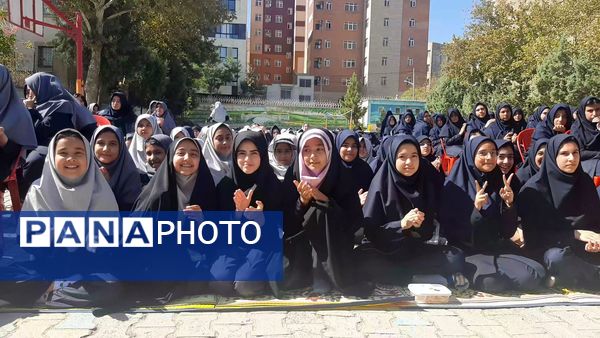 بزرگداشت هفته‌ دفاع مقدس در دبیرستان شاهد شهید حمامی