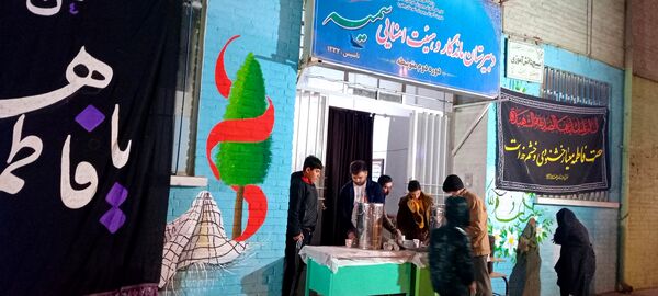 میزبانی دبیرستان سمیه از مردم به‌مناسبت ایام فاطمیه