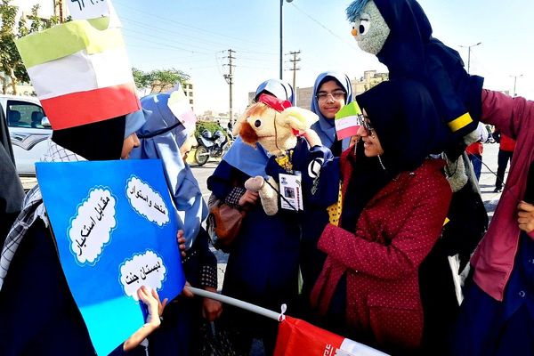 برگزاری مراسم راهپیمایی سیزده آبان با حضور دانش‌آموزان و مسئولین در ملارد