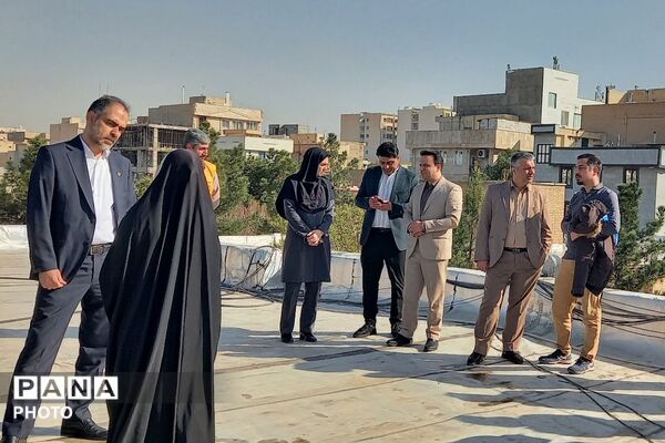 نصب پنل‌های خورشیدی و اتصال آن به شبکه برق رسانی منطقه در هنرستان قدس ناحیه دو شهرری 