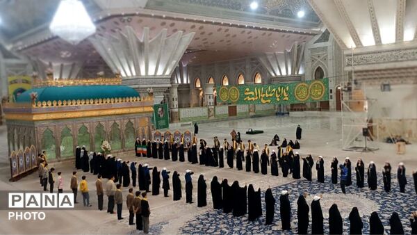 اجرای همگانی سرود «ایرانمون» توسط دانش‌آموزان البرزی در حرم امام خمینی (ره) و بهشت زهرا (س)