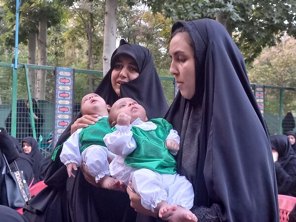  مراسم شیرخوارگان حسینی در باغ فردوس استان اصفهان