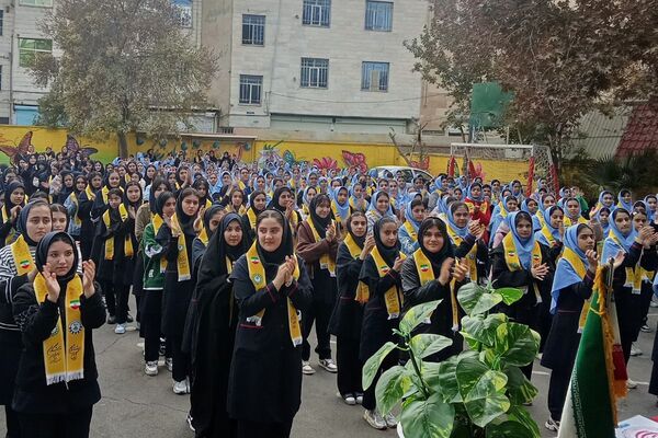 برگزاری همایش وطن‌یار در توحید یک؛ ادای احترام دانش‌آموزان به شهدای جنگ ۱۲روزه با حضور مادر «پسر آسمانی» عرشیان افشارمند در شهرستان قدس
