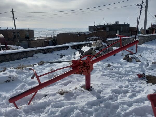 بارش برف زمستانی در روستا بتو 