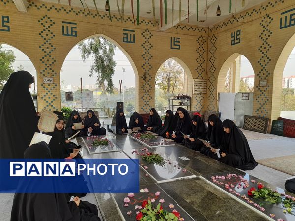 ادای احترام به شهدا توسط دانش‌آموزان دبیرستان فرهنگ ۱۳