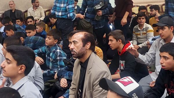 شادی دانش‌آموزان مشهدی در پی عملیات غیور مردان نیروهای سپاه وتجمع در مهدیه مشهد