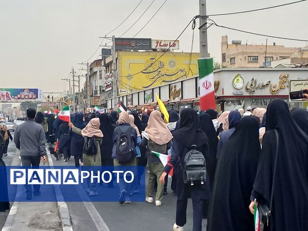 حضور دانش آموزان اسلامشهری در راهپیمایی ۱۳ آبان