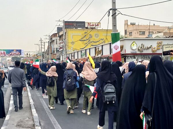 حضور دانش آموزان اسلامشهری در راهپیمایی ۱۳ آبان