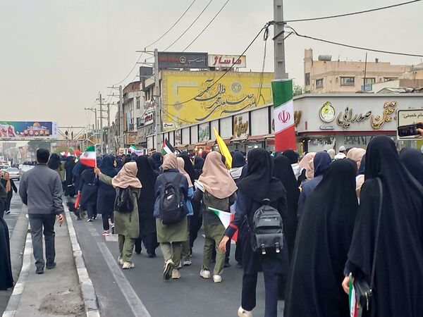 حضور دانش آموزان اسلامشهری در راهپیمایی ۱۳ آبان