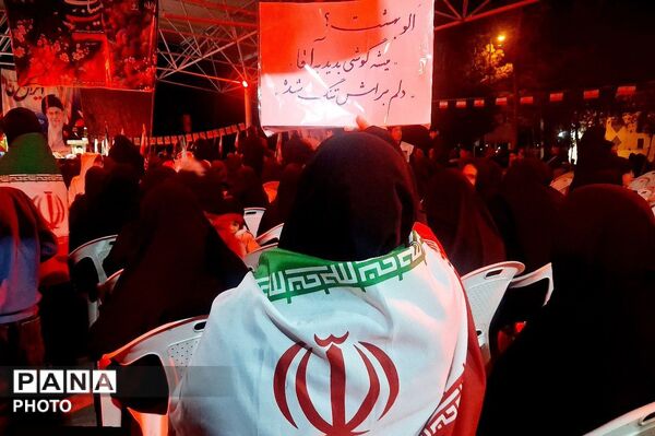 پیشگامان نمایش شور میهن دوستی در تجمعات شبانه 