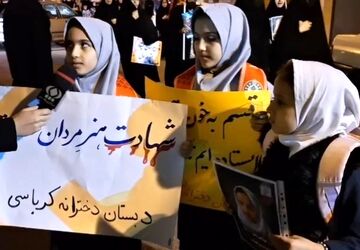 راهپیمایی دانش آموزان و فرهنگیان قمی به یاد شهدای دانش‌آموز میناب 