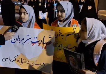 راهپیمایی دانش آموزان و فرهنگیان قمی به یاد شهدای دانش‌آموز میناب 