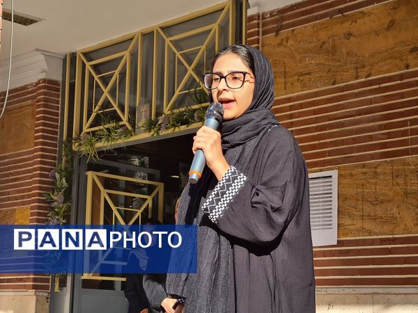 آئین نواختن زنگ مهر در دبیرستان دخترانه فرهنگ ۱۳ 