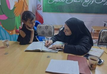 حضور مستمر معلمان جهادی  در غرفه نواحی پنج‌گانه تبریز برای حفظ چرخه یادگیری