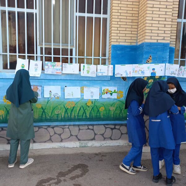 حضور ماموران نیروی انتظامی در دبستان حاج فرج عبداللهی اردکان