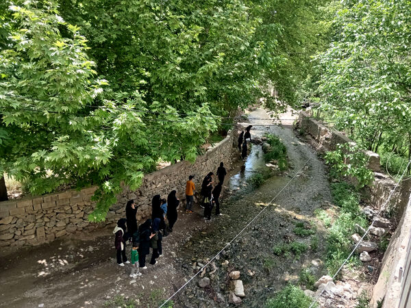 بازدید دانش‌آموزان جعفرآباد از کارگاه گلاب‌گیری روستای «بنابر»