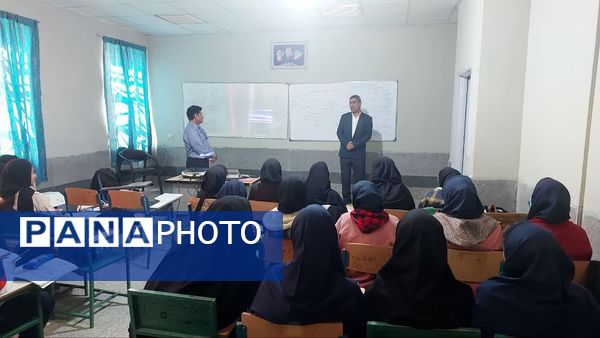 بازدید نماینده مردم جنوب کرمان از کلاس های آمادگی امتحانات نهایی