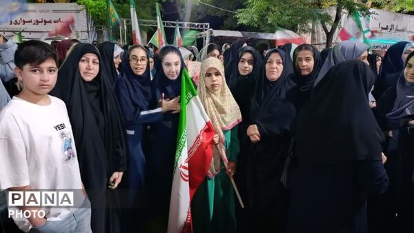 حضور دانش‌آموزان مدرسه دخترانه ریحانه در جشن عید غدیرخم