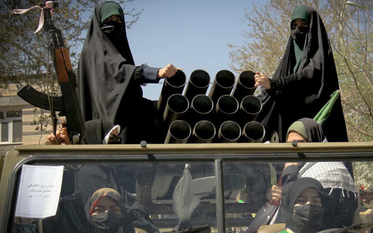  اوج اقتدار دختران ایران در گرامیداشت مادران و شهدای دانش‌آموز