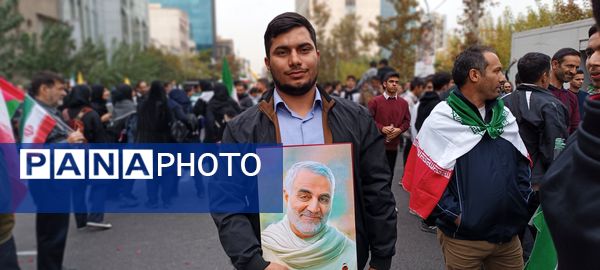 حضور مدیر آموزش و پرورش منطقه ۱۳ در راهپیمایی روز دانش‌آموز 