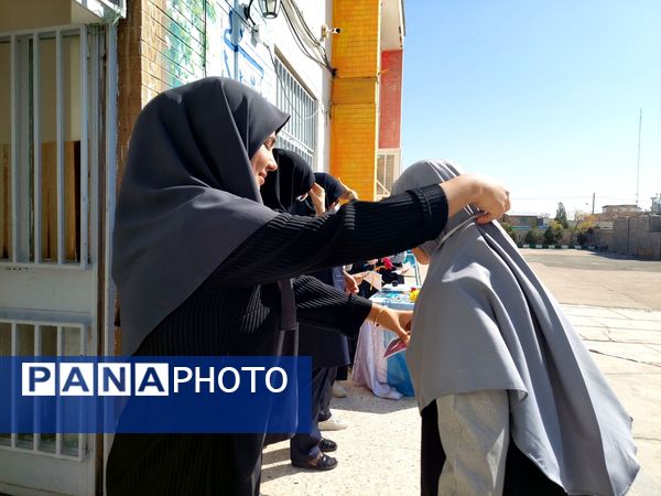  تجلیل از همیاران مشاور دبیرستان نمونه دولتی مهرورزان