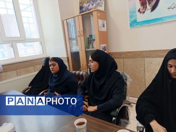 دیدار مدیر جدید آموزش و پرورش گناباد با جمعی از دانش‌آموزان