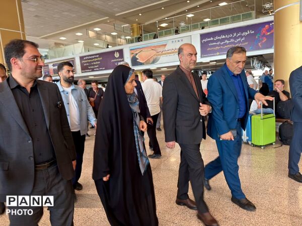 بازدید وزیر راه و شهرسازی از روند خدمات‌رسانی به زائران امام رضا(ع) در فرودگاه مشهد