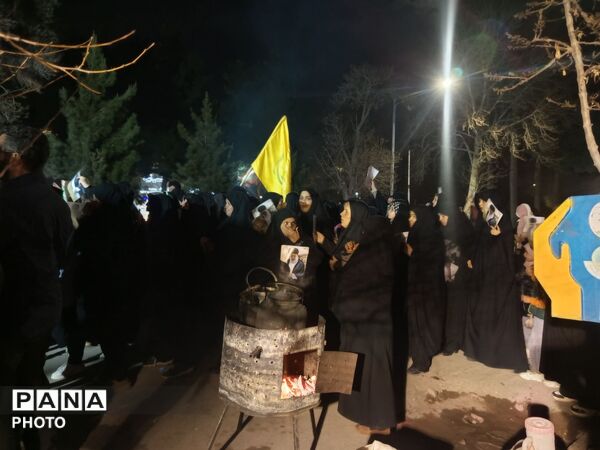 حرکت دسته عزاداری درسومین شب شهادت امام خامنه ای از پنجراه تا مسجد جامع