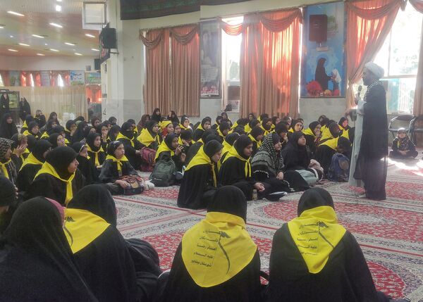 حرکت کاروان پیاده دختران دانش‌آموز نیشابوری به سمت مشهد